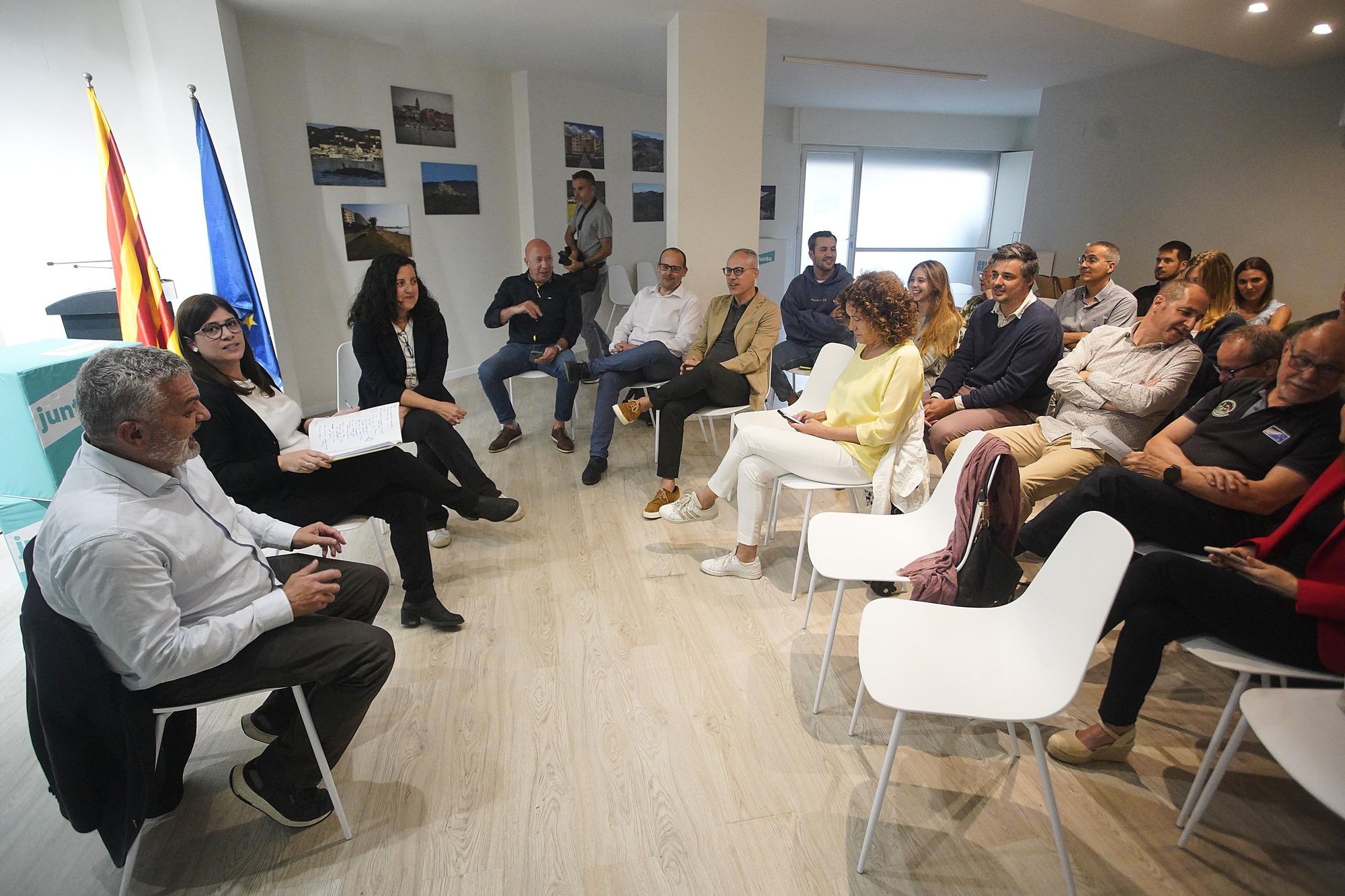 Reunió de Gemma Geis (Junts) amb els membres de la candidatura a Girona