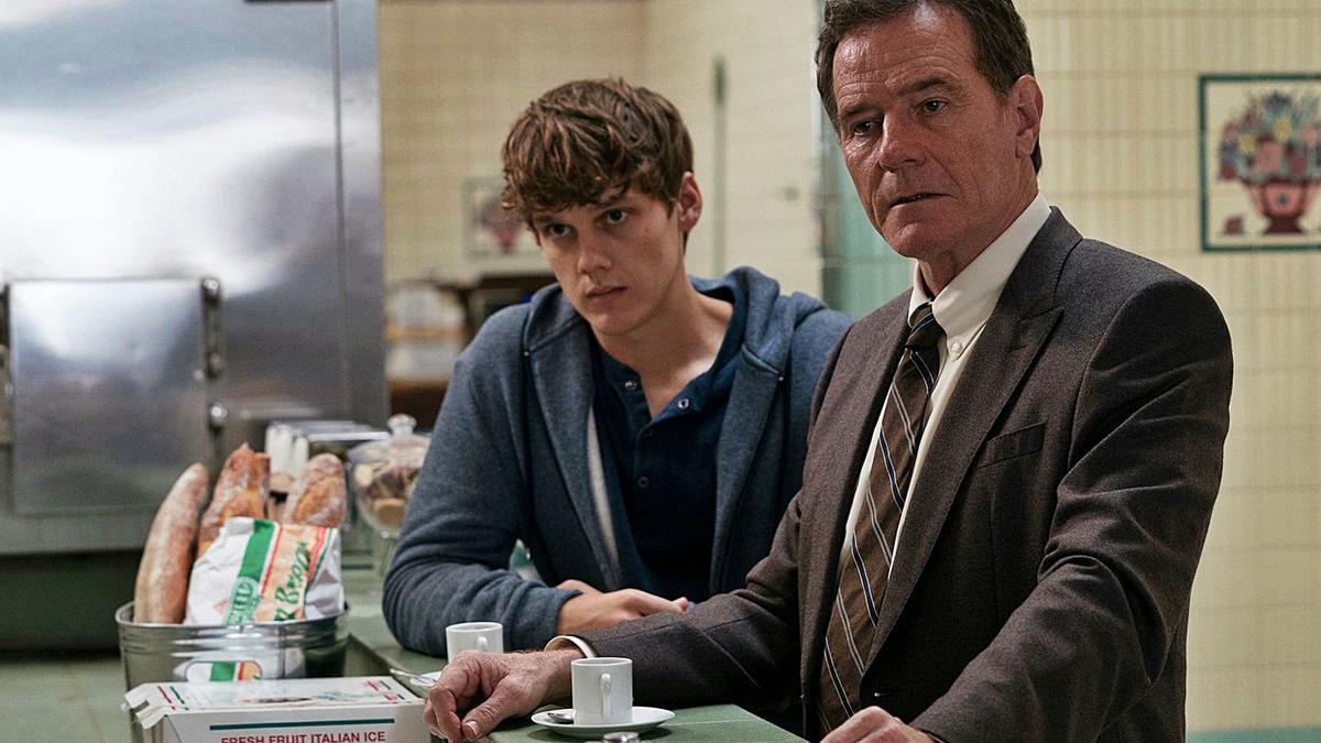 Cranston junto
a su hijo
en la ficción.  l-emv