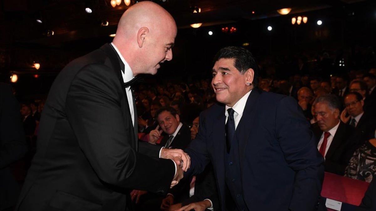 Infantino y Maradona, durante una gala de la FIFA