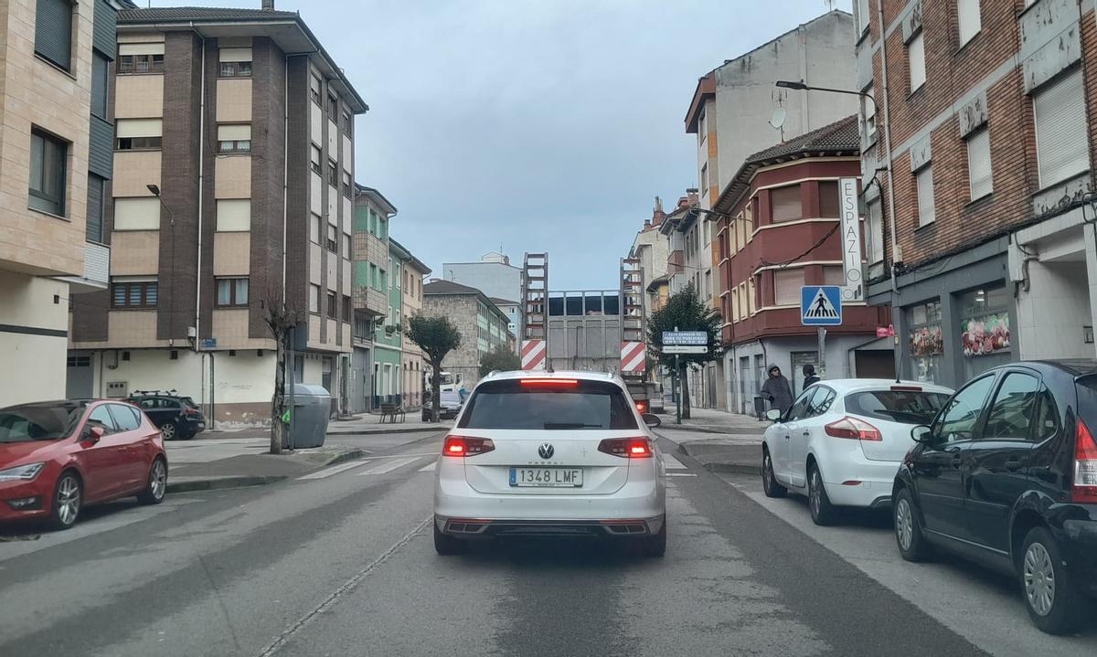 Tráfico lento en el centro de El Entrego.