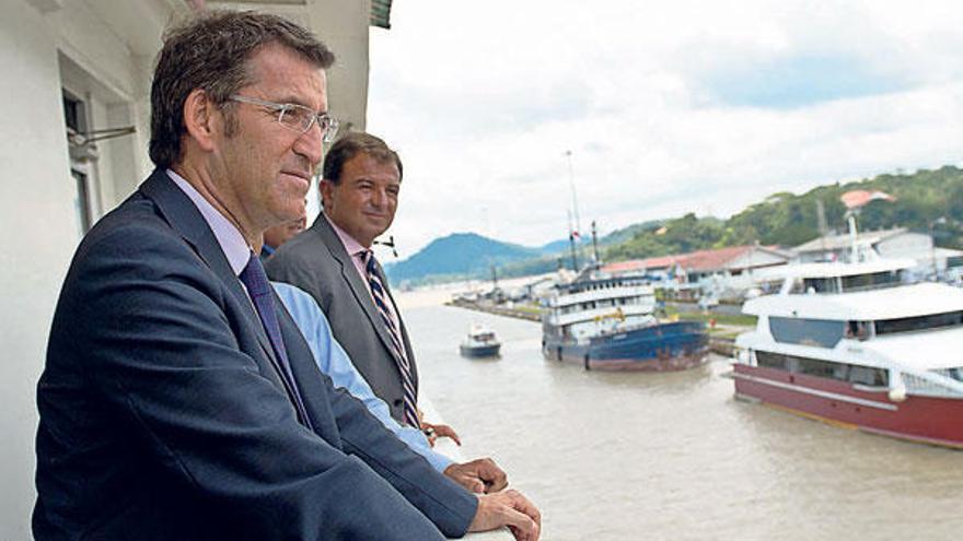 Núñez Feijóo y Javier Guerra, ayer, en el Canal de Panamá.  // FDV