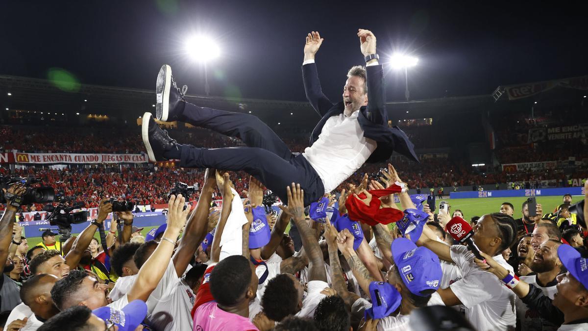 Jugadores de Panamá levantan al seleccionador Thomas Christiansen, al final de un partido por las eliminatorias de Concacaf al Mundial 2026 entre la selecciones de Panamá y El Salvador.