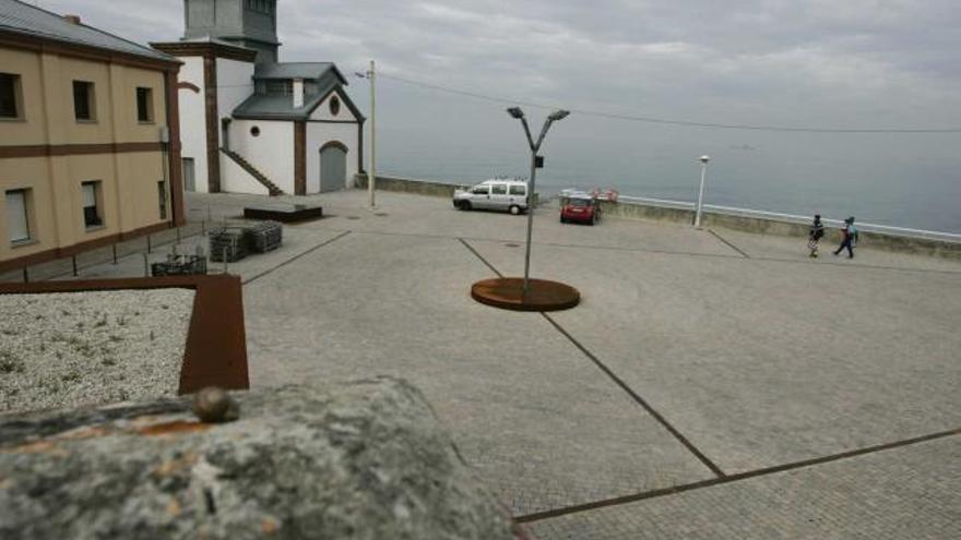 Plazoleta y Mina de Arnao, con el mar al fondo.