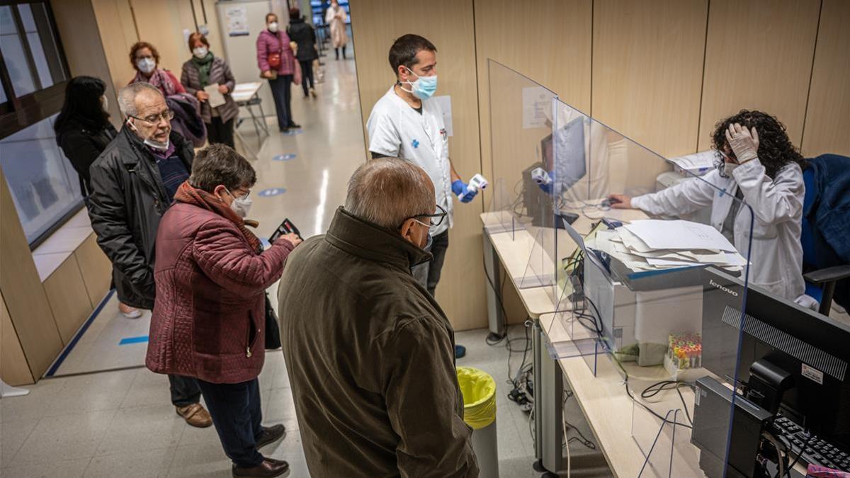 Pacientes hacen cola en el punto de información del CAP de Sant Martí de Provençals de Barcelona, este viernes.