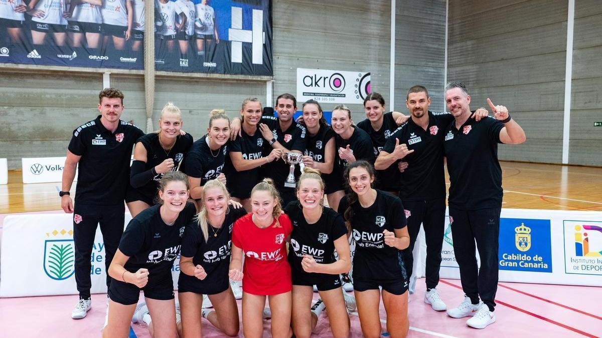 El SC Potsdam alemán posa con el trofeo de campeón