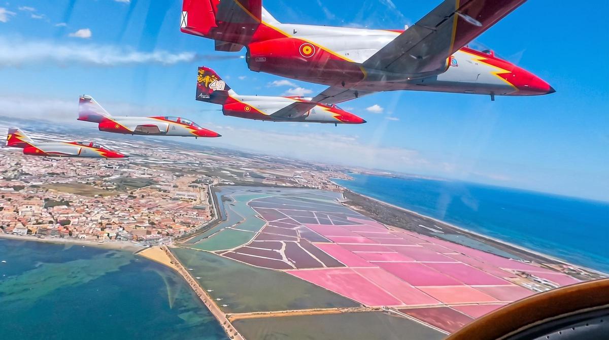Varias unidades de la Patrulla Águila vistas desde el interior de una cabina.