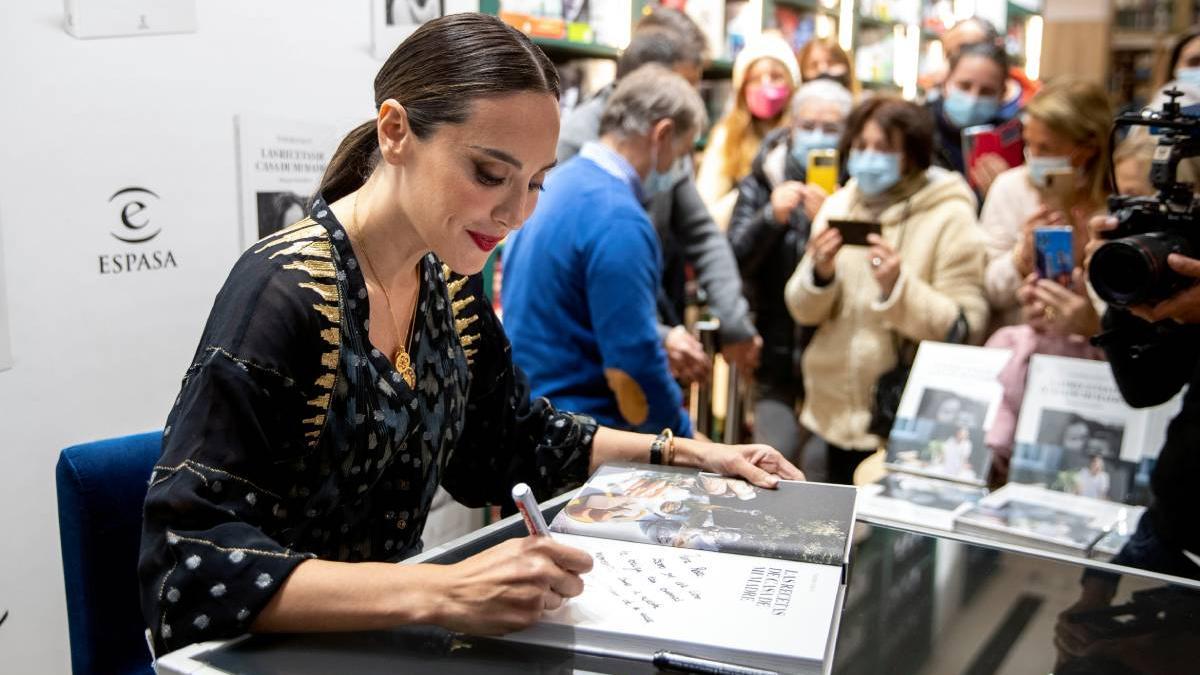 Tamara Falcó con blusa estampada en la firma de su libro de recetas