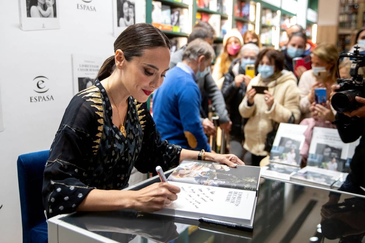 Tamara Falcó con blusa estampada en la firma de su libro de recetas