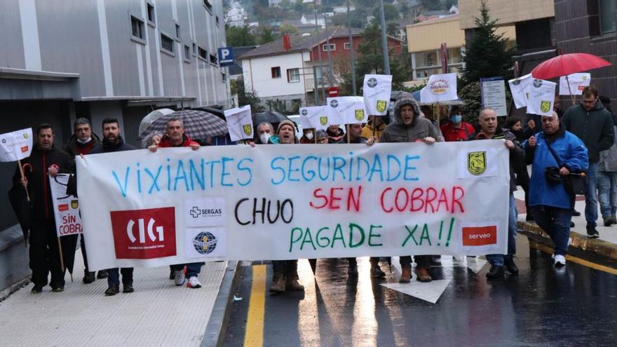 Trabajadores de la seguridad del CHUO, en una protesta en el entorno hospitalario.   | // FERNANDO CASANOVA