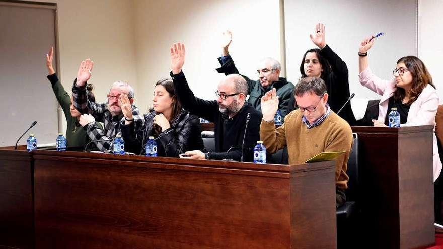 Ediles del Gobierno local de Sada y del PSOE durante el último pleno.