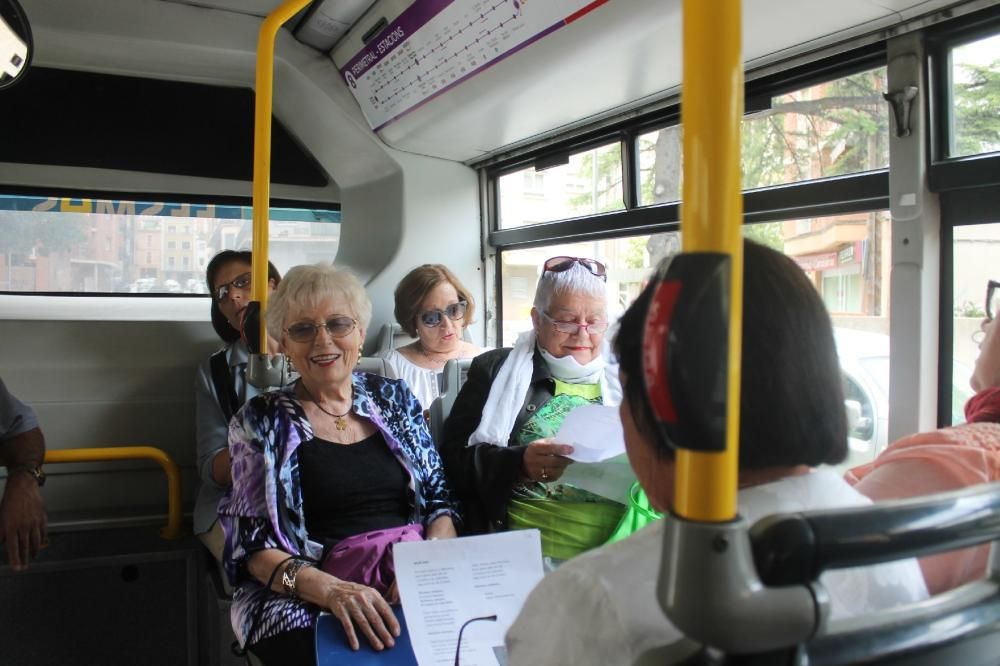 Una coral de gent gran actua al bus urbà manresà