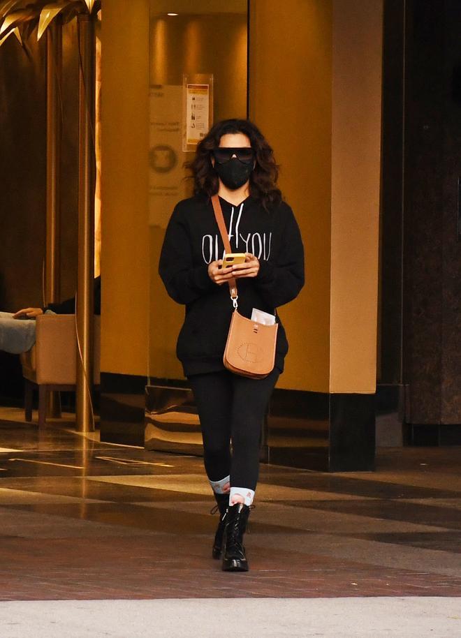 Eva Longoria, con leggings, sudadera y unos simpáticos calcetines