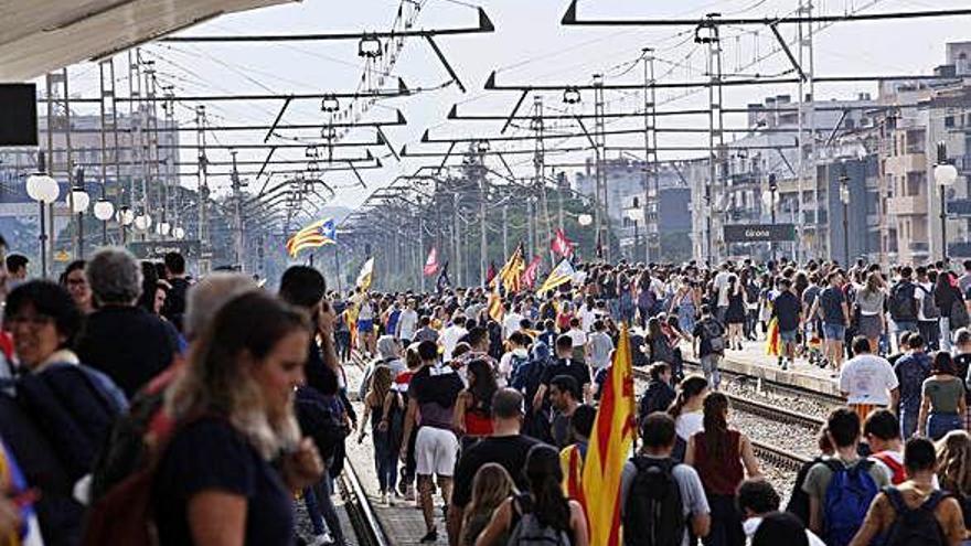 Els manifestants a l&#039;estació de trens de Girona, minuts abans de desplaçar-se cap a l&#039;Avellaneda per tallar la via de l&#039;AVE.
