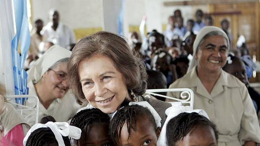 La Reina Sofía posa con cuatro niñas durante su visita a la escuela San Francisco de Asís en Gonaives (Haití),