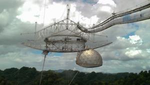 Receptor del Telescopio de Arecibo, Puerto Rico. Los datos FRB fueron proporcionados por el Telescopio Esférico de Apertura de Quinientos Metros (FAST) en China y el Telescopio de Arecibo en Puerto Rico, dos de los telescopios de un solo plato más grandes del mundo.