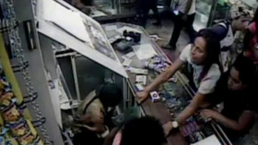 Cámara de seguridad graba el saqueo de una tienda de alimentos en Venezuela