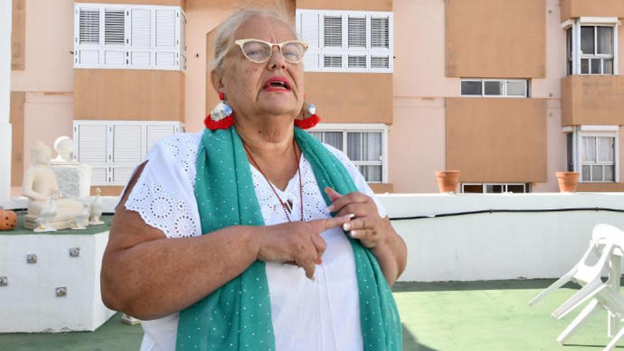 Severa Sánchez, ayer, en la azotea de su vivienda en La Pardilla.