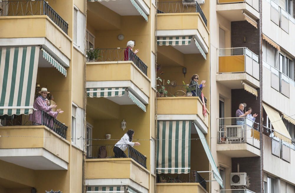 Los alicantinos reciben la bendición de la Santa Faz desde sus balcones