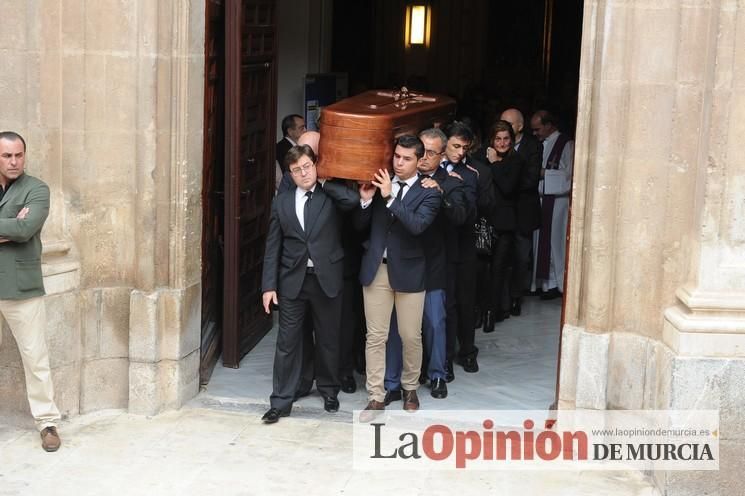 Numerosos murcianos arropan a la familia de Antonio González Barnés en su entierro