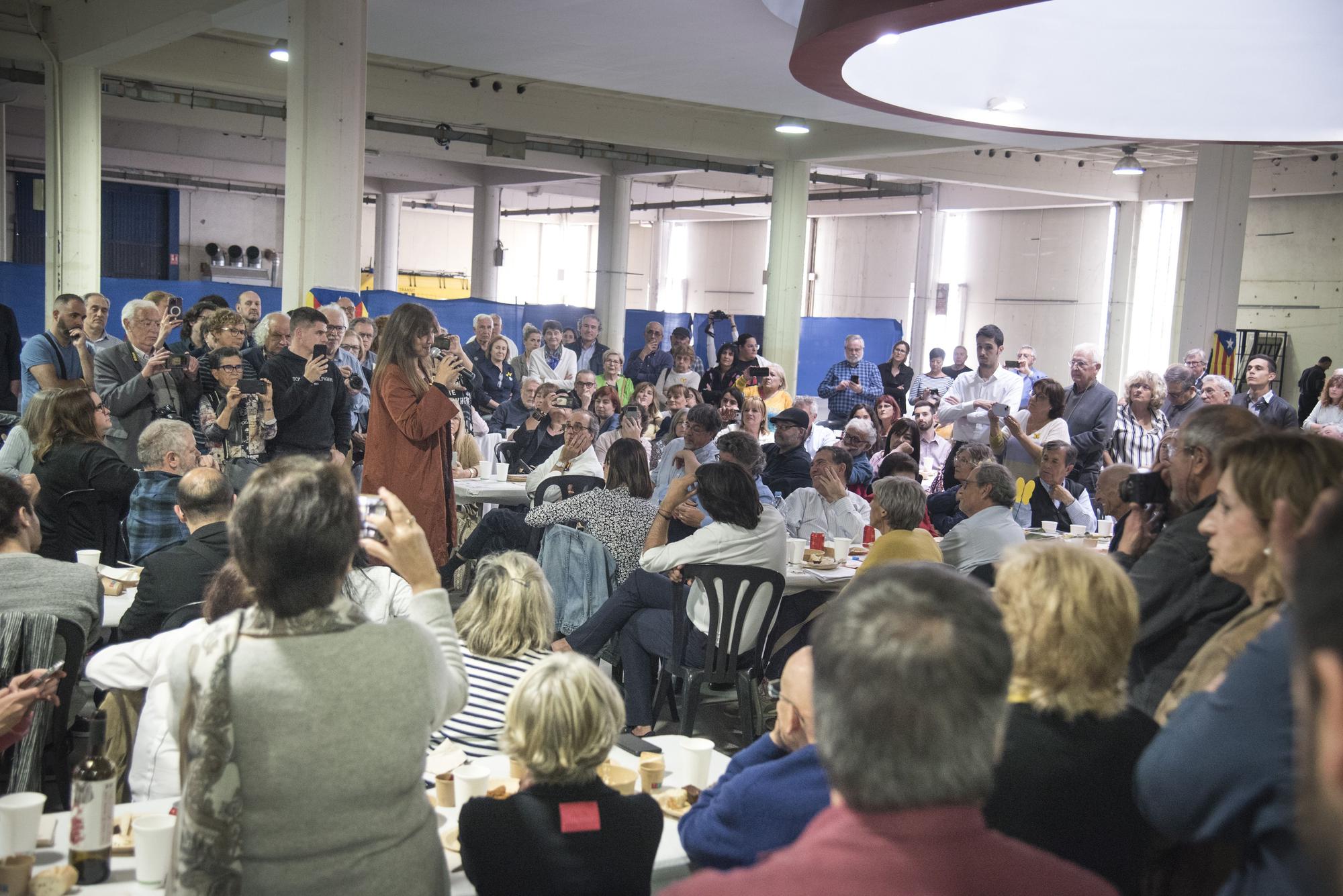 Laura Borràs es estimada en un acte amb els seus afins a Manresa