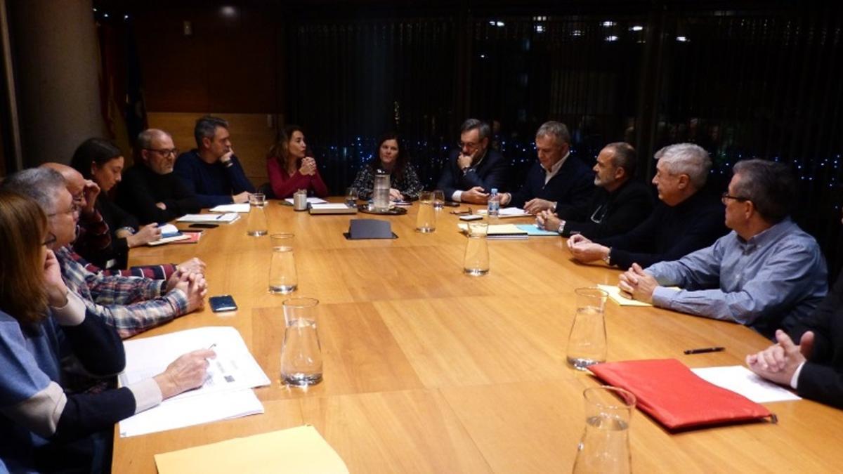 Reunión entre los ayuntamientos de Gavà y Castelldefels con entidades vecinales por la ampliación del aeropuerto de Barcelona.