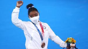 Simone Biles con la medalla de bronce conseguida en la barra de equilibrio.