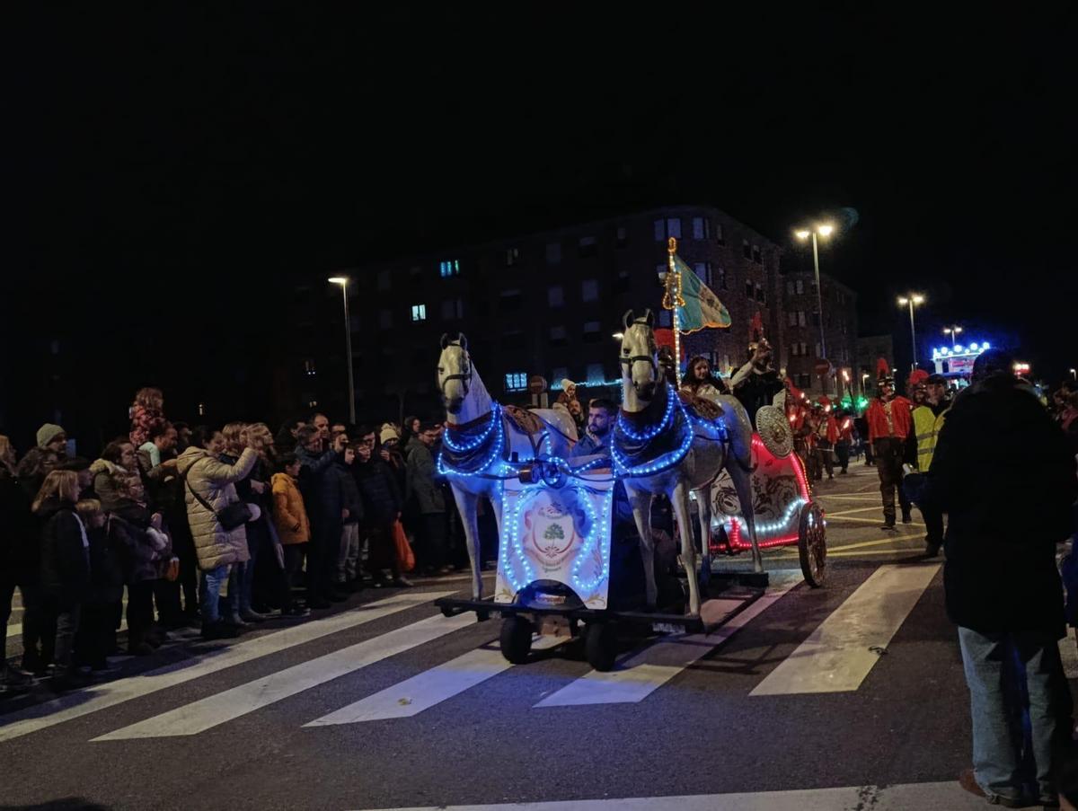 Los Reyes desbordan Lugones en una cabalgata de récord