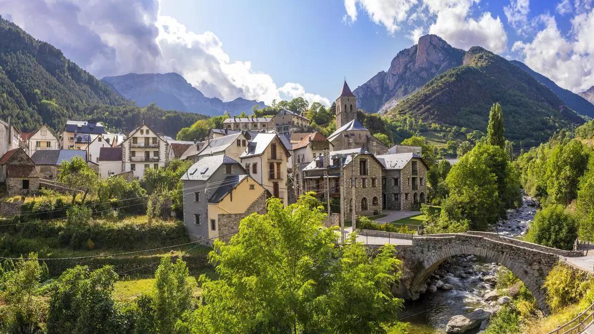 El pueblo perfecto para una escapada está en un Parque Nacional que es Patrimonio de la Humanidad: tiene las rutas de senderismo más bonitas de España