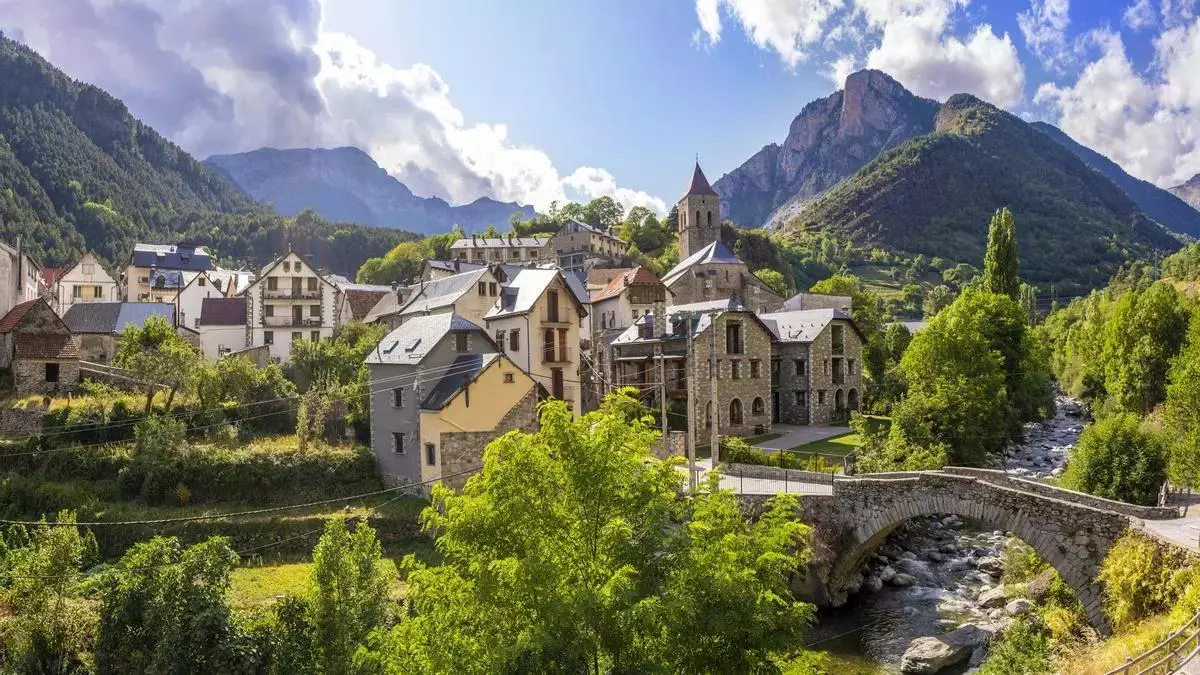 El pueblo perfecto para una escapada en mayo está en Huesca: tiene las rutas de senderismo más bonitas de España