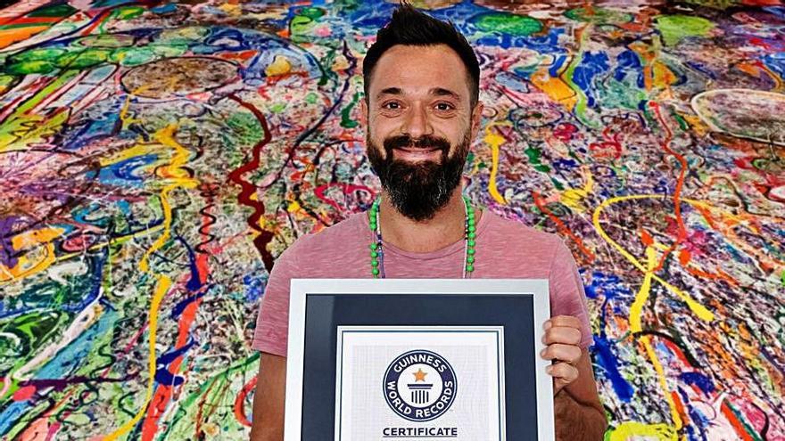 El artista británico, con el certificado de los Récords Guinness. | L.O.