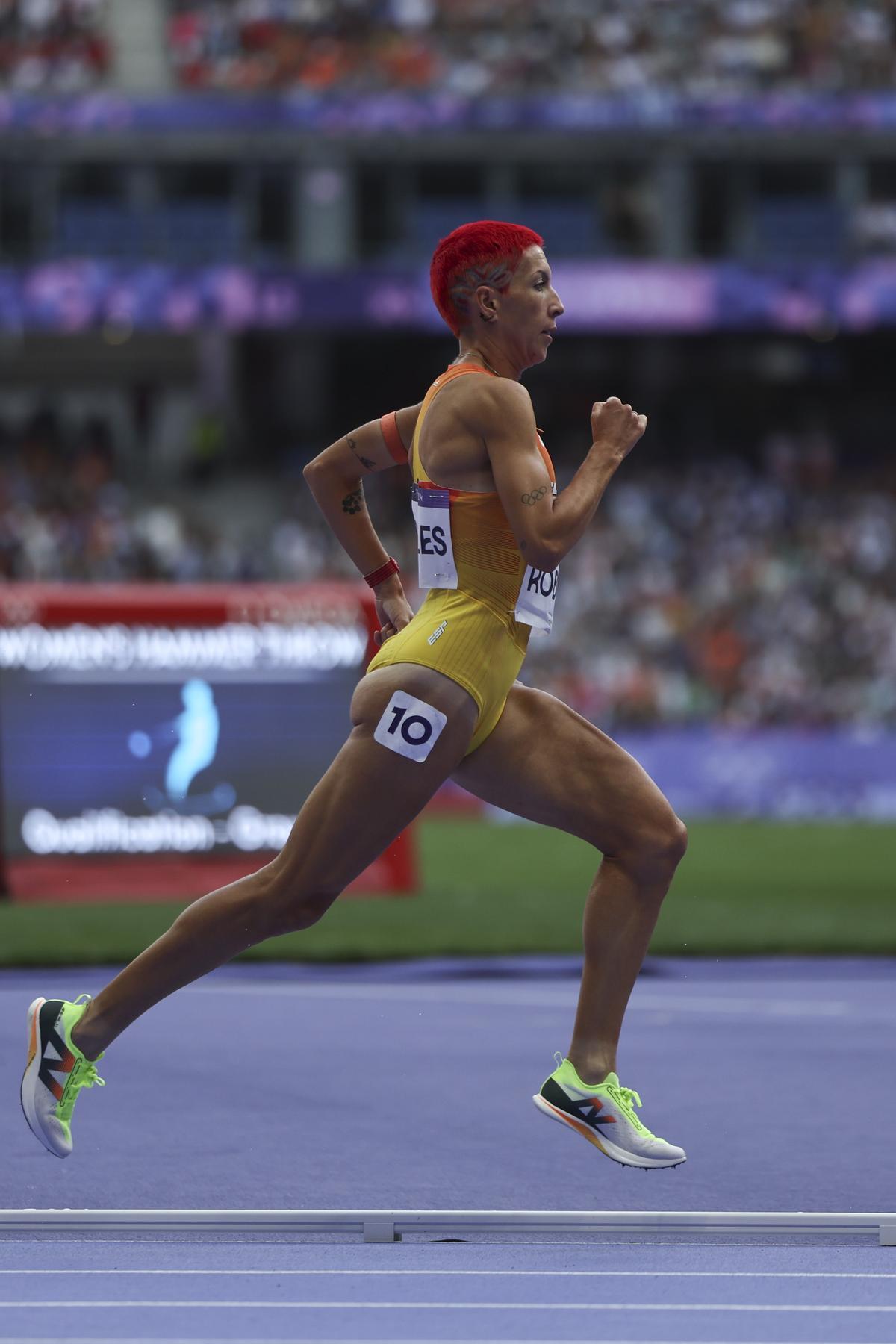 La atleta española Carolina Robles compite en la primera serie de los 3000m obstáculos femeninos en los Juegos Olímpicos de París 2024 en el Estadio de Francia, este domingo, en la capital gala.