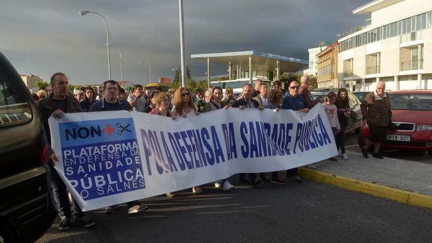 Profesionales y usuarios rodearon el PAC de Cambados en una reciente protesta. // Noé Parga