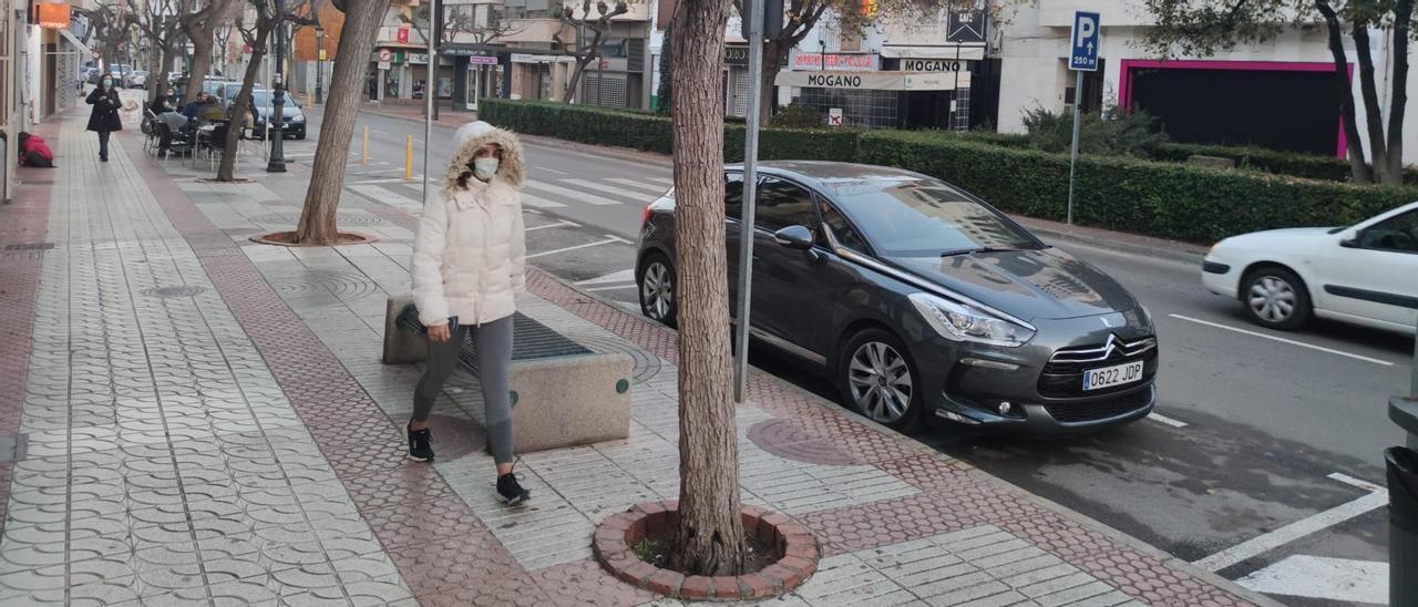 En la calle Santo Tomás han pintado de blanco la línea que antes era azul.