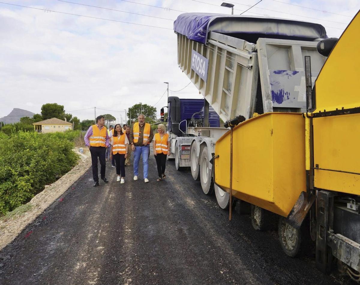 Sara Rubira junto al alcalde de Santomera, en las obras del camino rural de la Venta en 2025.