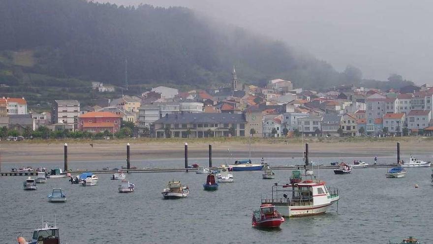 Vista de la fachada costera de Cariño con la sede de la cofradía al fondo, a la izquierda.