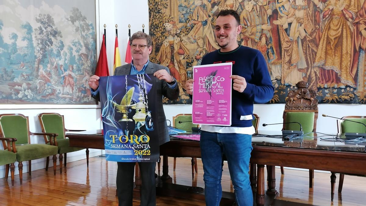 Iglesias (izquierda) y Del Bien presentan los carteles de la Pasión y del Pórtico Musical