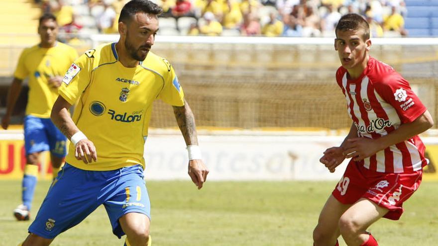 Pere Pons, en una jugada del Las Palmas-Girona (2-0) d&#039;abril de 2015