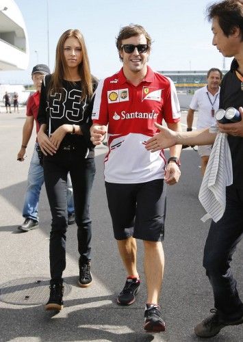 Alonso, junto a su novia en Japón
