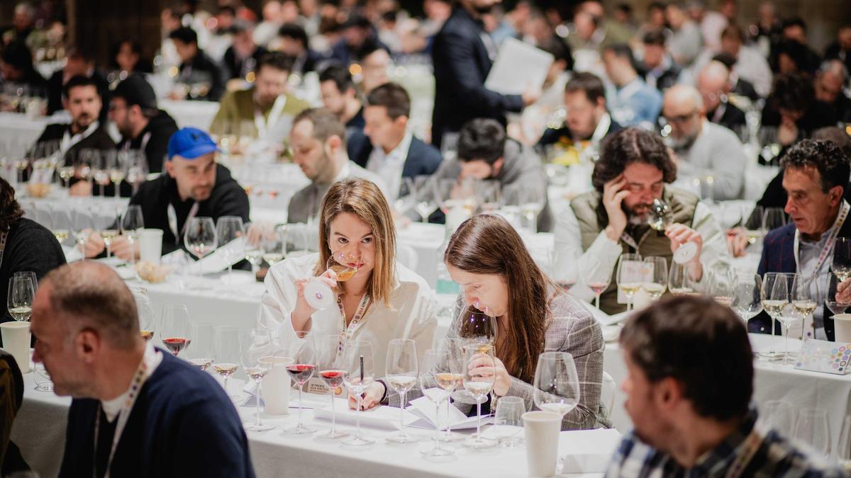 Los concursantes del Premio Vila Viniteca de Cata por Parejas, en plena competición en la Casa Llotja de Mar de Barcelona, este domingo.