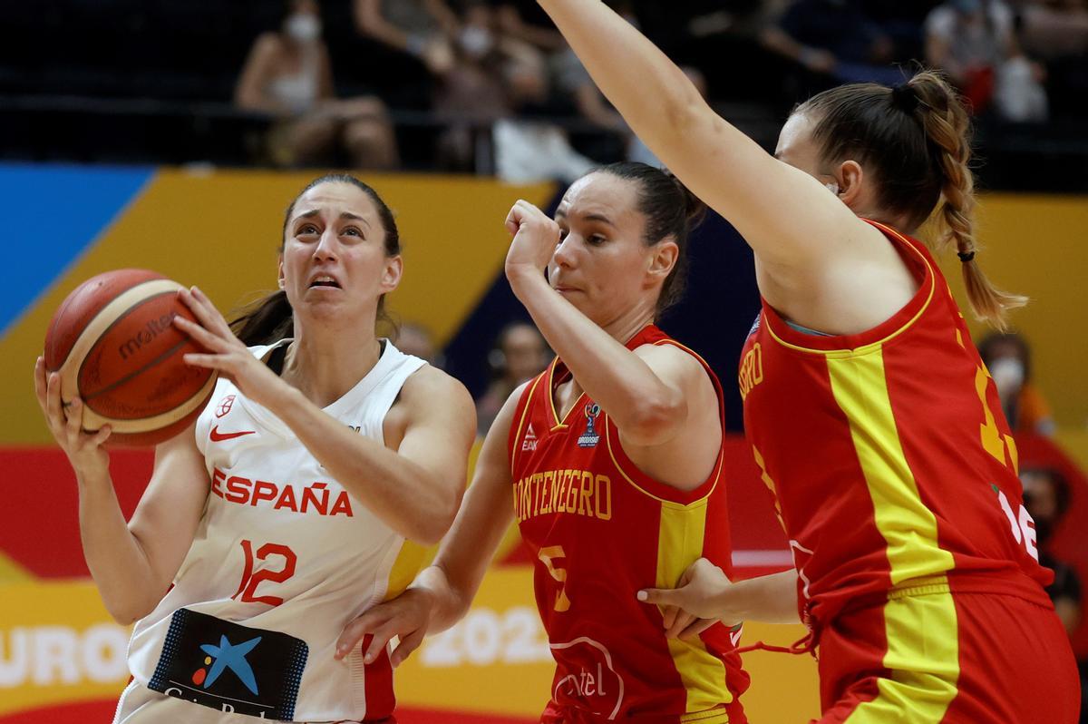 Maite Cazorla, en una acción de España ante Montenegro