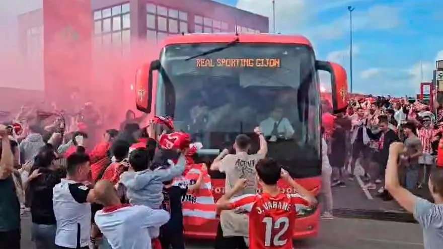 El Sporting sale de Mareo rumbo a Elda entre decenas de sportinguistas al grito de "sí se puede"