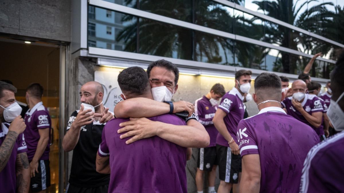 Luis García se abraza a un jugador en Tenerife.