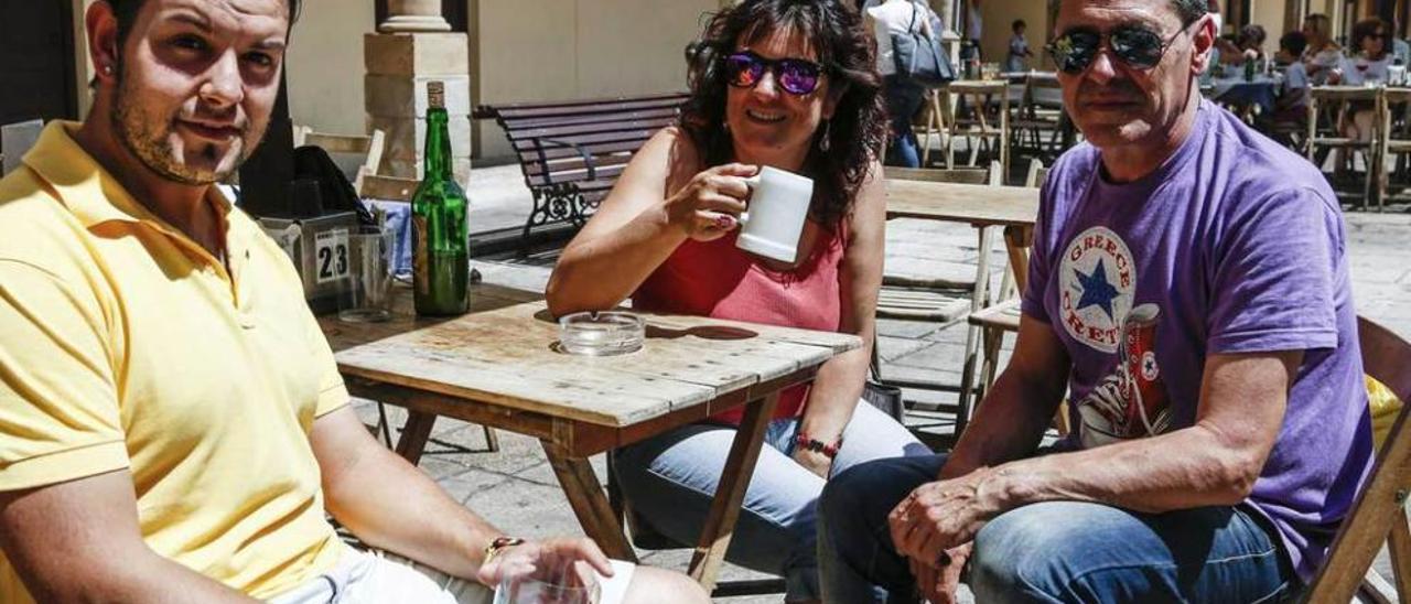 A la izquierda, de arriba abajo, David Iglesias, Ana Isabel Mallada y José Antonio Fernández; Anabel y Enma Matanzas, y Alejandro Albuerne, María Álvarez y Marcos Suárez. Arriba, Fernando García. Sobre estas líneas, Beatriz Ordóñez y Luis Díaz, con su hija Lucía.