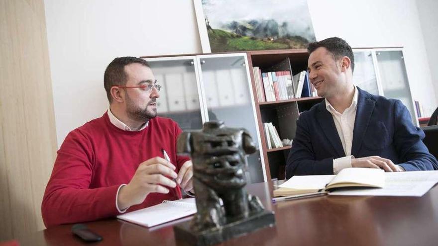 Adrián Barbón, a la izquierda, durante su encuentro con Javier Cendón.