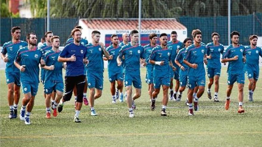 Els jugadors del Llagostera van començar els entrenaments de pretemporada ahir a la tarda al camp Municipal.