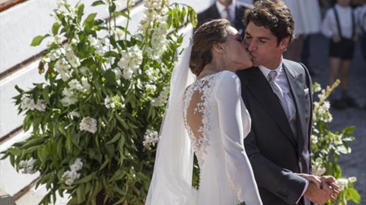 El beso de Cayetano Rivera y Eva González, ya convertidos en marido y mujer.