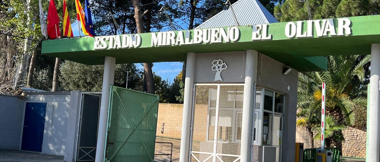 Banderas a media asta en el Estadio Miralbueno El Olivar, del que era socio y jugaba en un equipo de fútbol.