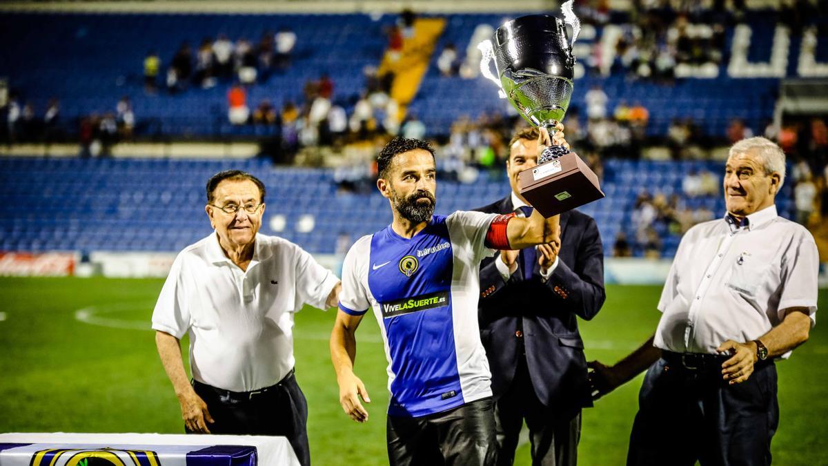 Paco Peña, con el trofeo Ciudad de Alicante de 2017