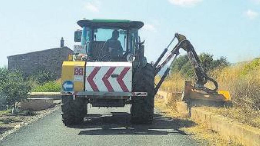 Almenara desbroza y limpia los caminos rurales de su término municipal