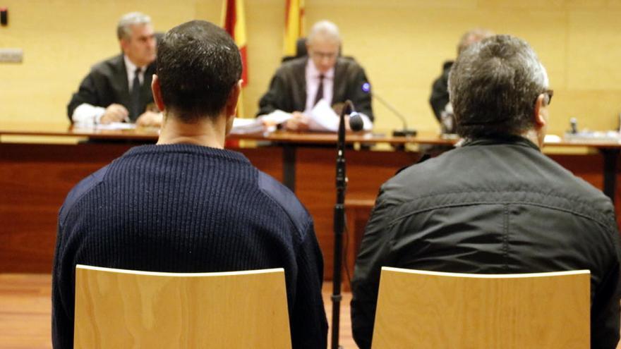 D&#039;esquenes i a l&#039;esquerra, l&#039;acusat de violar una indigent a Girona durant el judici a l&#039;Audiència de Girona